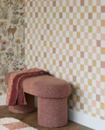Storeys Tiny Treasures fibertapet med et klassisk sjakkmønster. Designet består av ensfargede ruter som veksler i en lys og en mørkere tone, noe som gir veggen et rolig og strukturert uttrykk til barnerommet.