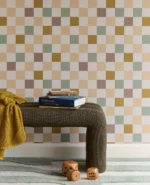 Storeys Tiny Treasures fibertapet med et klassisk sjakkmønster. Designet består av ensfargede ruter som veksler i en lys og en mørkere tone, noe som gir veggen et rolig og strukturert uttrykk til barnerommet.