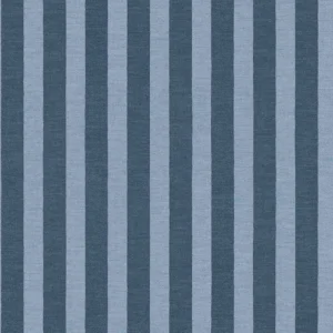 Fibertapet fra Storeys' kolleksjon Tiny Treasures med et klassisk og tidløst mønster av vertikale, jevne striper med en taktil tekstilstruktur.