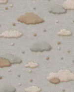 Fibertapet til barnerommet fra Storeys' kolleksjon Tiny Treasures med et lekent, svevende skymønster fordelt over en glatt bakgrunn.