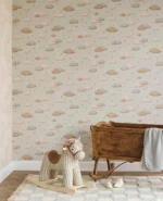 Fibertapet til barnerommet fra Storeys' kolleksjon Tiny Treasures med et lekent, svevende skymønster fordelt over en glatt bakgrunn.