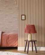 Fibertapet til barnerommet fra Storeys' kolleksjon Tiny Treasures med et lekent, svevende skymønster fordelt over en glatt bakgrunn.