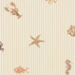 Fibertapet til barnerommet fra Storeys' kolleksjon Tiny Treasures med et maritimt mønster av havdyr som blekksprut, sjøstjerne, hummer, sjøhest og fisk over en bakgrunn med tynne, vertikale striper.
