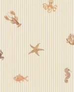 Fibertapet til barnerommet fra Storeys' kolleksjon Tiny Treasures med et maritimt mønster av havdyr som blekksprut, sjøstjerne, hummer, sjøhest og fisk over en bakgrunn med tynne, vertikale striper.