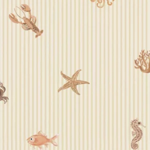 Fibertapet til barnerommet fra Storeys' kolleksjon Tiny Treasures med et maritimt mønster av havdyr som blekksprut, sjøstjerne, hummer, sjøhest og fisk over en bakgrunn med tynne, vertikale striper.