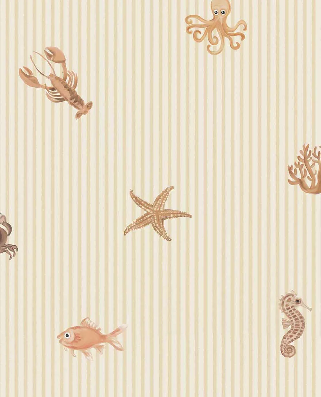 Tiny Treasures 363170 Fibertapet til barnerommet fra Storeys' kolleksjon Tiny Treasures med et maritimt mønster av havdyr som blekksprut, sjøstjerne, hummer, sjøhest og fisk over en bakgrunn med tynne, vertikale striper.