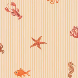Fibertapet til barnerommet fra Storeys' kolleksjon Tiny Treasures med et maritimt mønster av havdyr som blekksprut, sjøstjerne, hummer, sjøhest og fisk over en bakgrunn med tynne, vertikale striper.