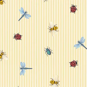 Fibertapet til barnerommet fra Storeys' kolleksjon Tiny Treasures med et mønster av tynne, vertikale striper og spredte, små motiver av insekter som marihøner, bier, biller og øyenstikkere.