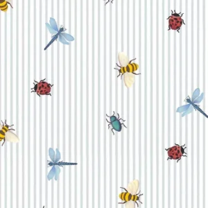 Fibertapet til barnerommet fra Storeys' kolleksjon Tiny Treasures med et mønster av tynne, vertikale striper og spredte, små motiver av insekter som marihøner, bier, biller og øyenstikkere.