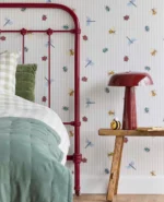Fibertapet til barnerommet fra Storeys' kolleksjon Tiny Treasures med et mønster av tynne, vertikale striper og spredte, små motiver av insekter som marihøner, bier, biller og øyenstikkere.