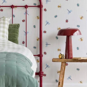 Fibertapet til barnerommet fra Storeys' kolleksjon Tiny Treasures med et mønster av tynne, vertikale striper og spredte, små motiver av insekter som marihøner, bier, biller og øyenstikkere.