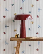 Fibertapet til barnerommet fra Storeys' kolleksjon Tiny Treasures med et mønster av tynne, vertikale striper og spredte, små motiver av insekter som marihøner, bier, biller og øyenstikkere.