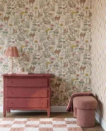 Fibertapet til barnerommet fra Storeys' kolleksjon Tiny Treasures med et eventyrlig mønster av skogsdyr som et rådyr med en liten fugl på ryggen, harer og sommerfugler plassert blant detaljerte engblomster og planter.