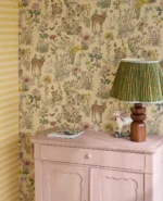 Fibertapet til barnerommet fra Storeys' kolleksjon Tiny Treasures med et eventyrlig mønster av skogsdyr som et rådyr med en liten fugl på ryggen, harer og sommerfugler plassert blant detaljerte engblomster og planter.