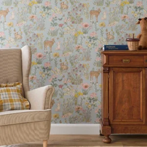 Fibertapet til barnerommet fra Storeys' kolleksjon Tiny Treasures med et eventyrlig mønster av skogsdyr som et rådyr med en liten fugl på ryggen, harer og sommerfugler plassert blant detaljerte engblomster og planter.